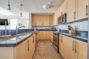 Fridge, microwave, oven, stovetop - Welcome to beach living at its finest! Don't miss another sunrise or sunset! (Virginia Beach)