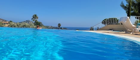 Een buitenzwembad en een verwarmd zwembad