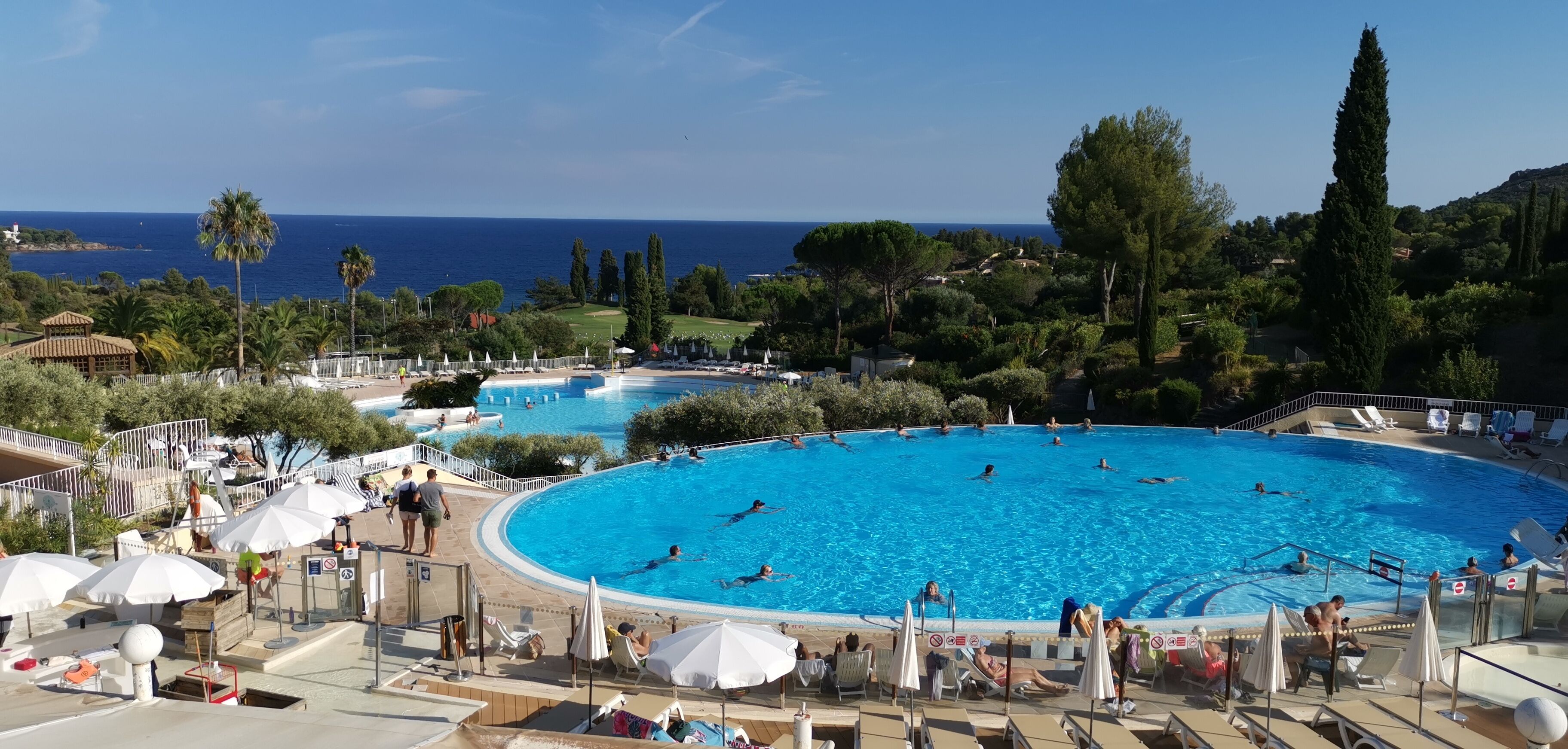 Een buitenzwembad en een verwarmd zwembad