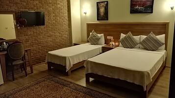 Deluxe-Dreibettzimmer, Nichtraucher, Bergblick | Hochwertige Bettwaren, Minibar, Schreibtisch