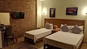 Quarto triplo luxo, para não fumantes, vista para a montanha | Roupas de cama premium, frigobar, escrivaninha