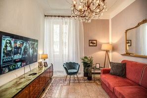 Appartement Deluxe | Aire de séjour | Téléviseur
