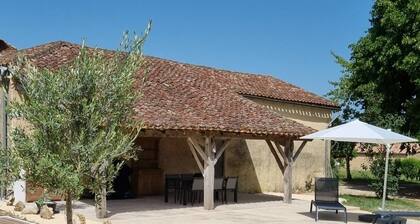 Charming farmhouse surrounded by greenery with view of Monpazier - private pool