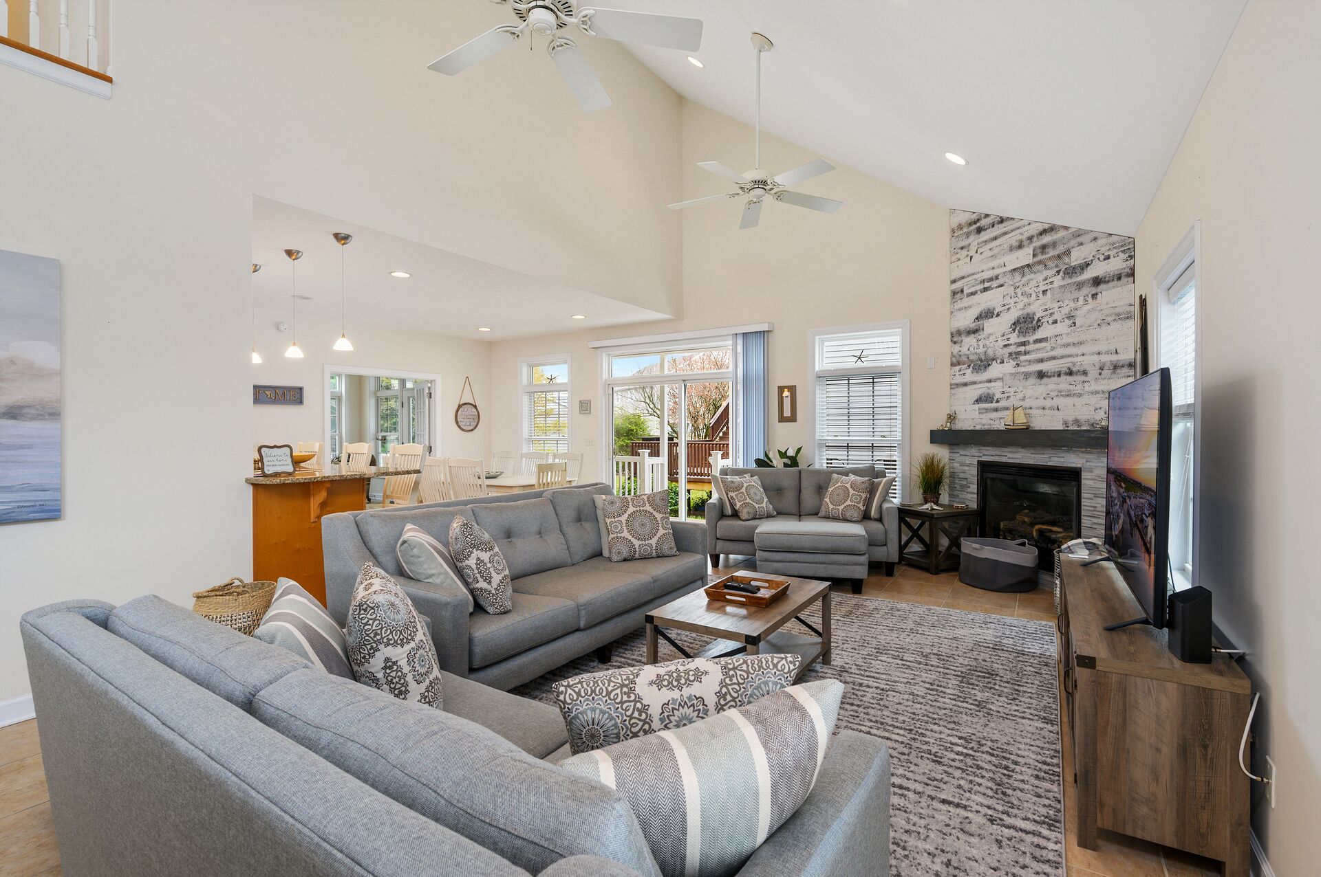 Televisión de pantalla plana y chimenea 