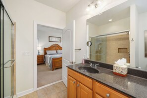 Chuveiro/banheira combinados, secador de cabelo, toalhas de banho 