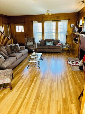 Smart TV, books - Country Retreat and Event Venue minutes from Historic Jacksonville  (Central Point)