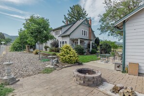 Outdoor dining - Country Retreat and Event Venue minutes from Historic Jacksonville  (Central Point)