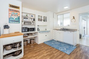 Een koelkast, een microgolfoven, een oven, een vaatwasser