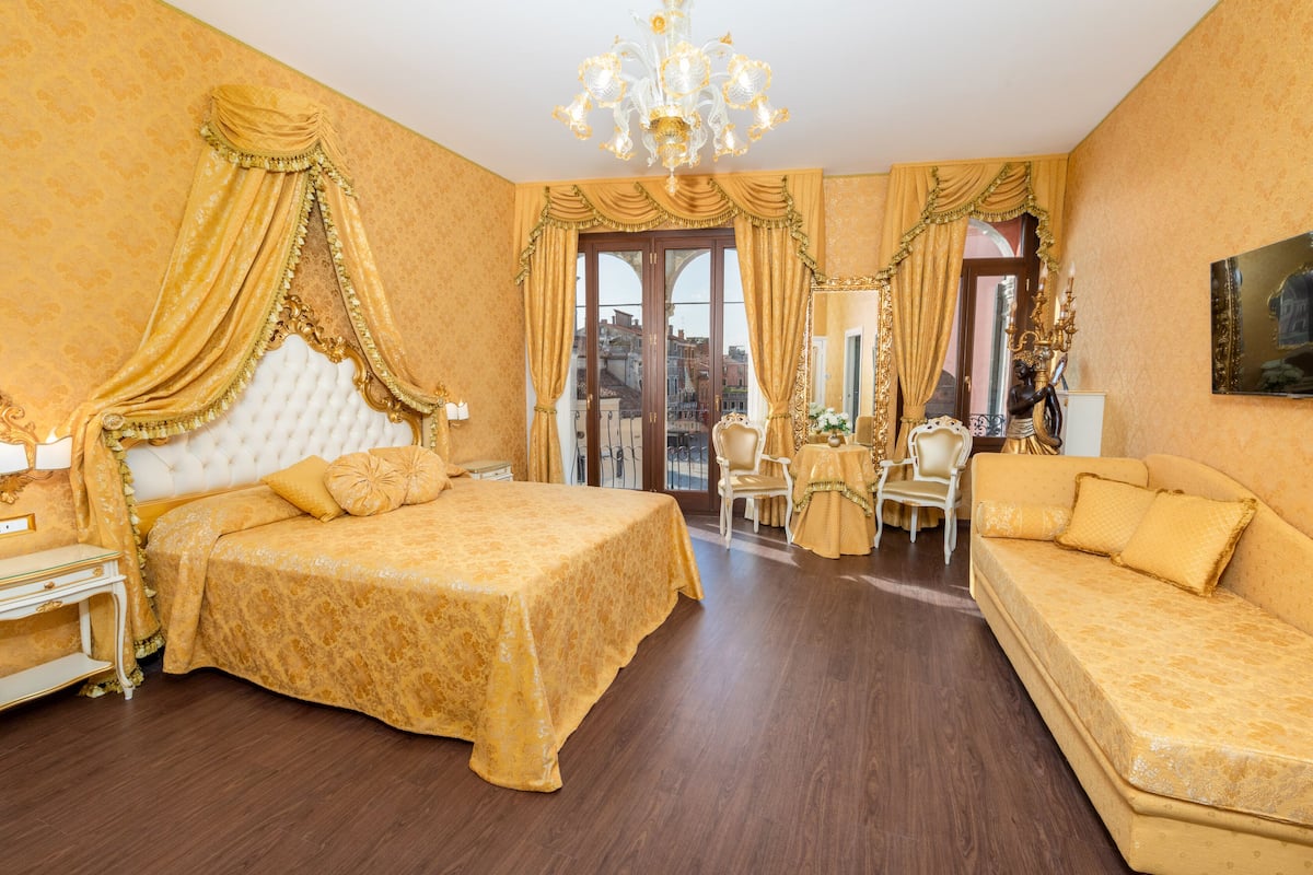 Suite with Balcony and Canal View | Een minibar, een kluis op de kamer, geluiddichte muren, gratis wifi