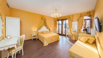 Suite with Balcony and Canal View | Minibar, in-room safe, soundproofing, free WiFi