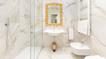 Junior Suite, Canal View | Baño | Regadera, secadora de cabello, bidet, toallas