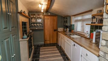 Cottage | Private kitchen | Fridge, electric kettle, toaster, cookware/dishes/utensils