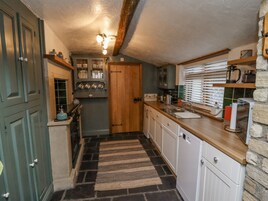 Cottage | Private kitchen | Fridge, electric kettle, toaster, cookware/dishes/utensils