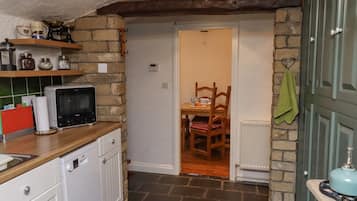 Cottage | Bếp riêng | Tủ lạnh, ấm điện, lò nướng bánh mì, dụng cụ nấu nướng/bát dĩa/dao nĩa