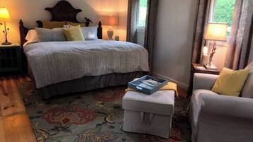 3 bedrooms, desk, WiFi, bed sheets