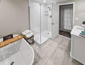 Ensemble douche/baignoire, sèche-cheveux, serviettes fournies