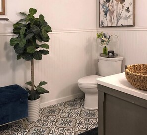 Douche, sèche-cheveux, serviettes fournies