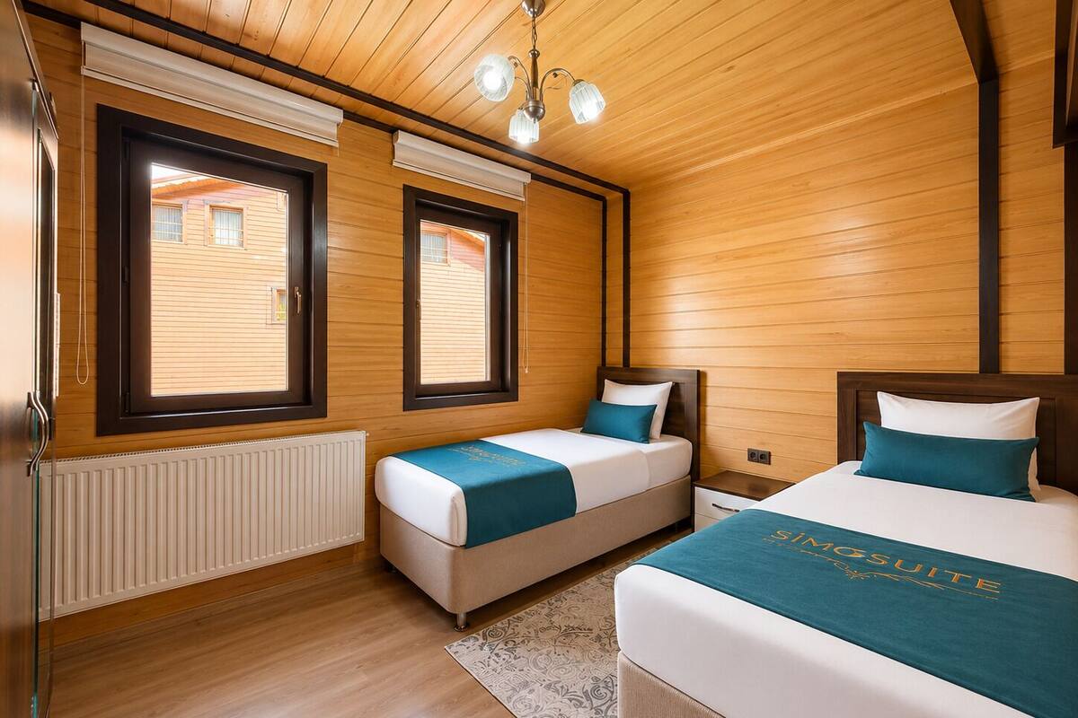 Deluxe Suite, Partial Lake View