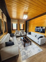 Deluxe Süit, Kısmi Göl Manzaralı | Oturma alanı | Uydu yayını kanalları bulunan 0 inç plazma televizyon, televizyon 