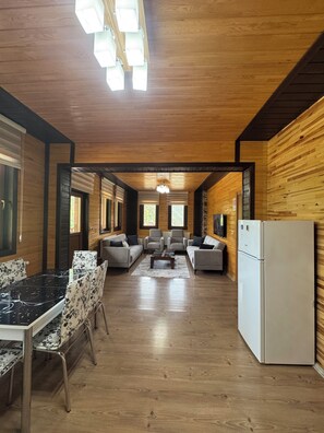 Deluxe Suite, Partial Lake View | Living area | 0-inch plasma TV with satellite channels, TV - Şimo Suite Otel (Çaykara)