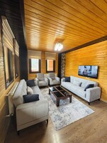 Deluxe Süit, Kısmi Göl Manzaralı | Oturma alanı | Uydu yayını kanalları bulunan 0 inç plazma televizyon, televizyon 