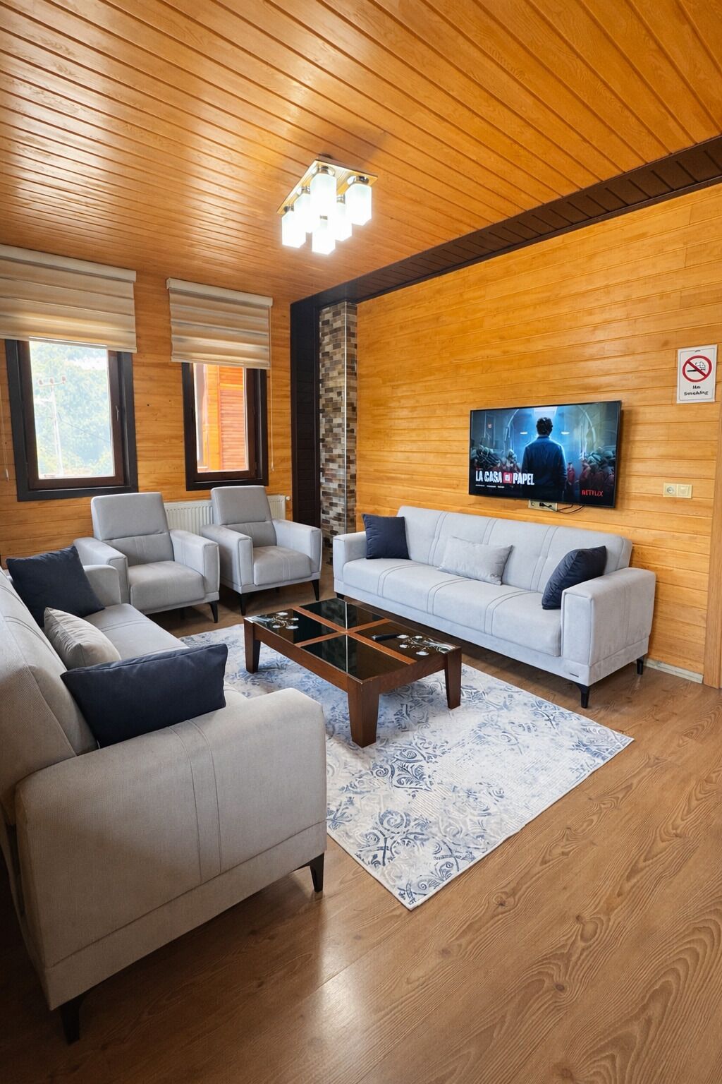 Deluxe Suite, Partial Lake View | Living area