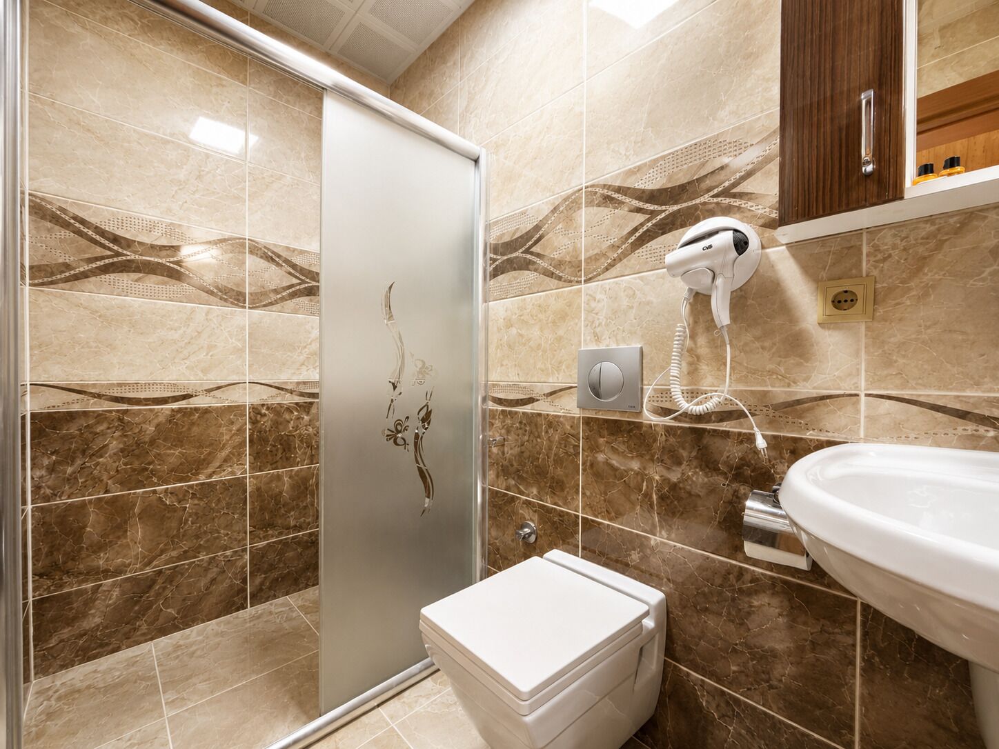 Un baño con ducha, inodoro y lavamanos.