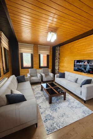 Suite Deluxe, vue partielle sur le lac | Coin séjour | Télévision à écran plasma de 0 pouces avec chaînes par satellite