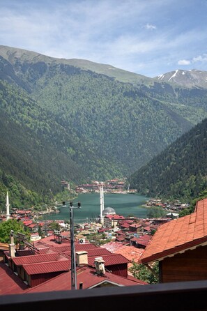 Deluxe Penthouse, Lake View | Balcony view - Şimo Suite Otel (Çaykara)