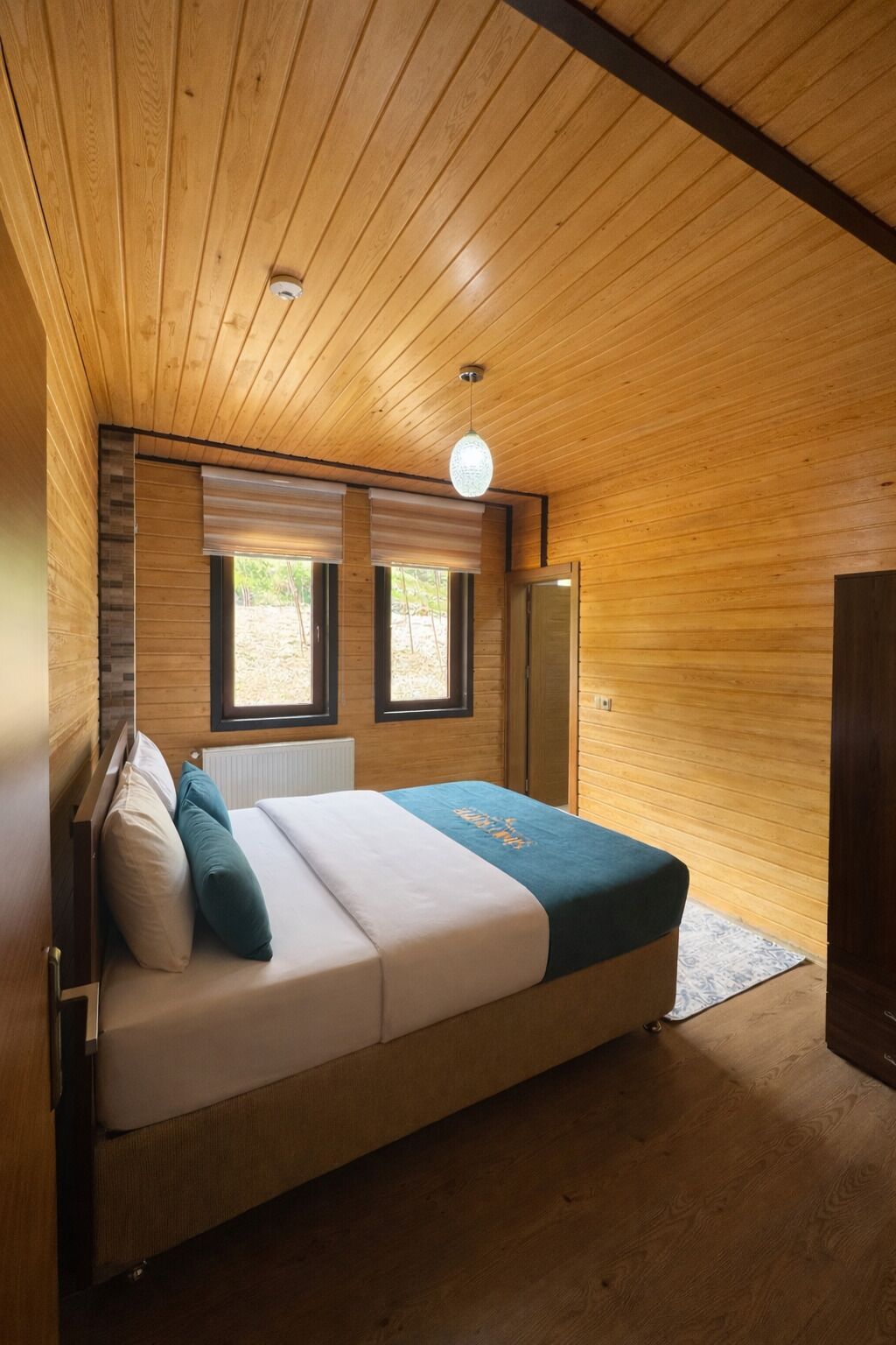 Suite Deluxe, vista lago parziale | Biancheria da letto ipoallergenica, insonorizzazione