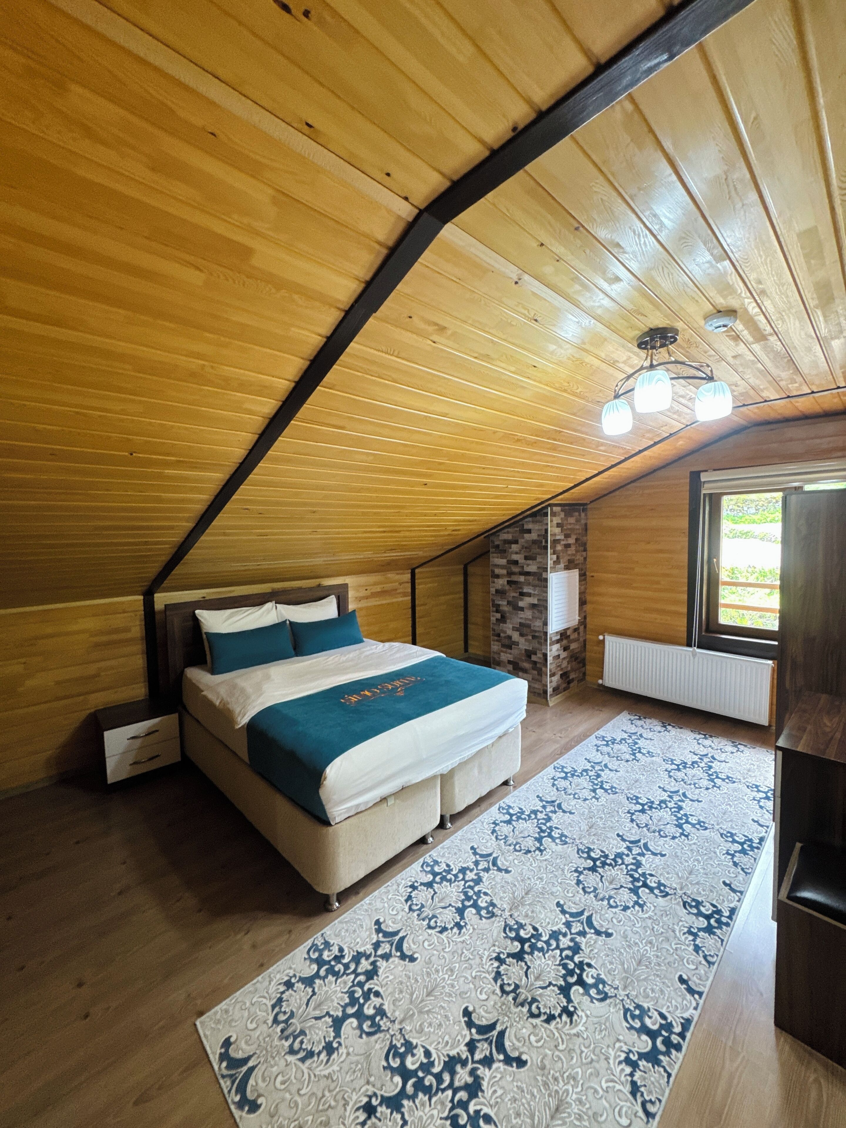 Deluxe Penthouse, Lake View | Hypo-allergenic bedding, soundproofing, iron/ironing board