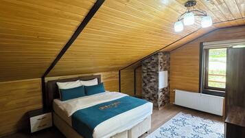 Deluxe Penthouse, Lake View | Hypo-allergenic bedding, soundproofing, iron/ironing board