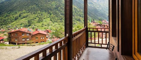 华丽套房, 部分湖景 | 露台