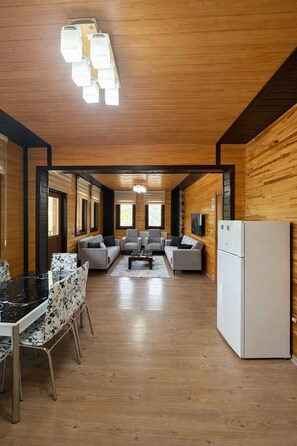 Suite Deluxe, vue partielle sur le lac | Coin séjour | Télévision à écran plasma de 0 pouces avec chaînes par satellite