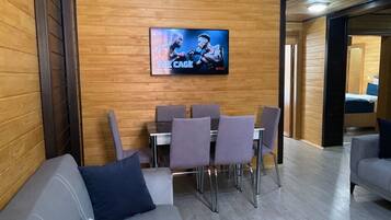 Appartamento familiare, al piano terra | Area soggiorno | TV al plasma 0 pollici con canali satellitari, TV