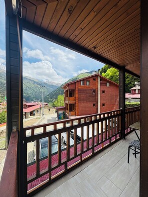 Deluxe Suite, Partial Lake View | Balcony - Şimo Suite Otel (Çaykara)