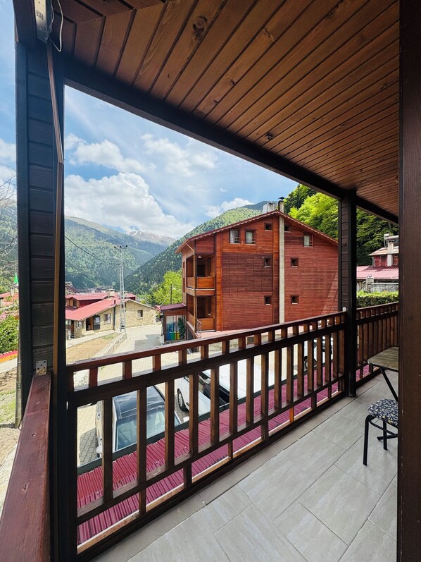 Deluxe Suite, Partial Lake View | Balcony - Şimo Suite Otel (Çaykara)