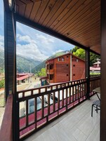 Deluxe Süit, Kısmi Göl Manzaralı | Balkon