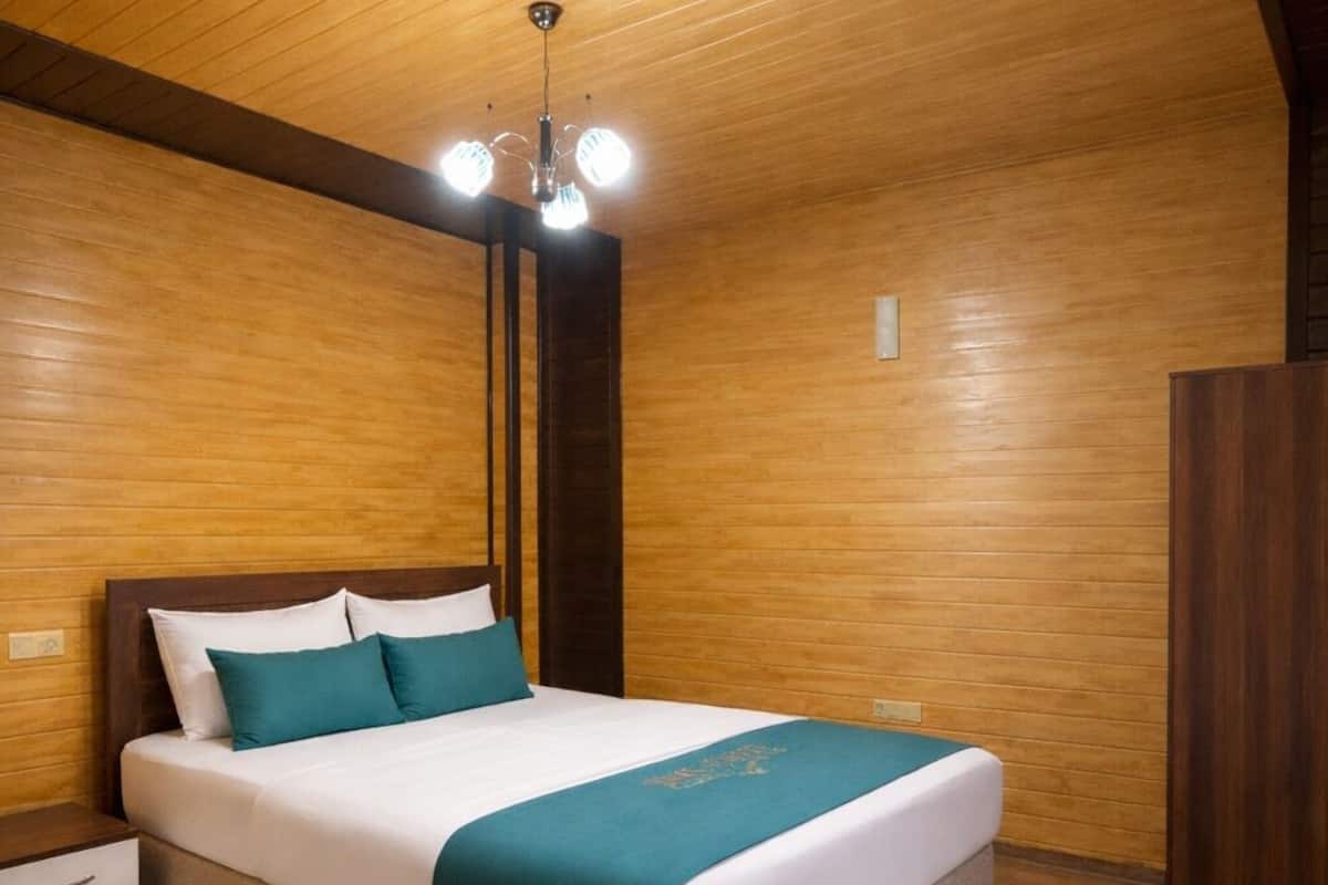 Classic Apartment, Ground Floor | Hypo-allergenic bedding, soundproofing, iron/ironing board