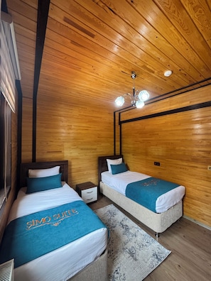 Deluxe Suite, Partial Lake View | Hypo-allergenic bedding, soundproofing, iron/ironing board - Şimo Suite Otel (Çaykara)