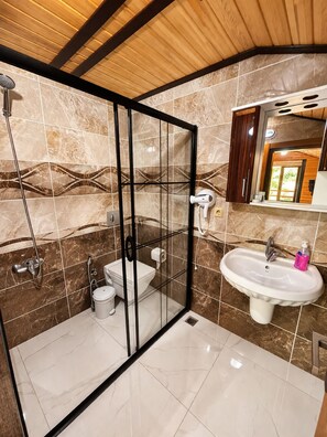 Deluxe Penthouse, Lake View | Bathroom - Şimo Suite Otel (Çaykara)