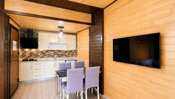 Appartement Classique, rez-de-chaussée | Cuisine privée | Mini réfrigérateur, plaque de cuisson
