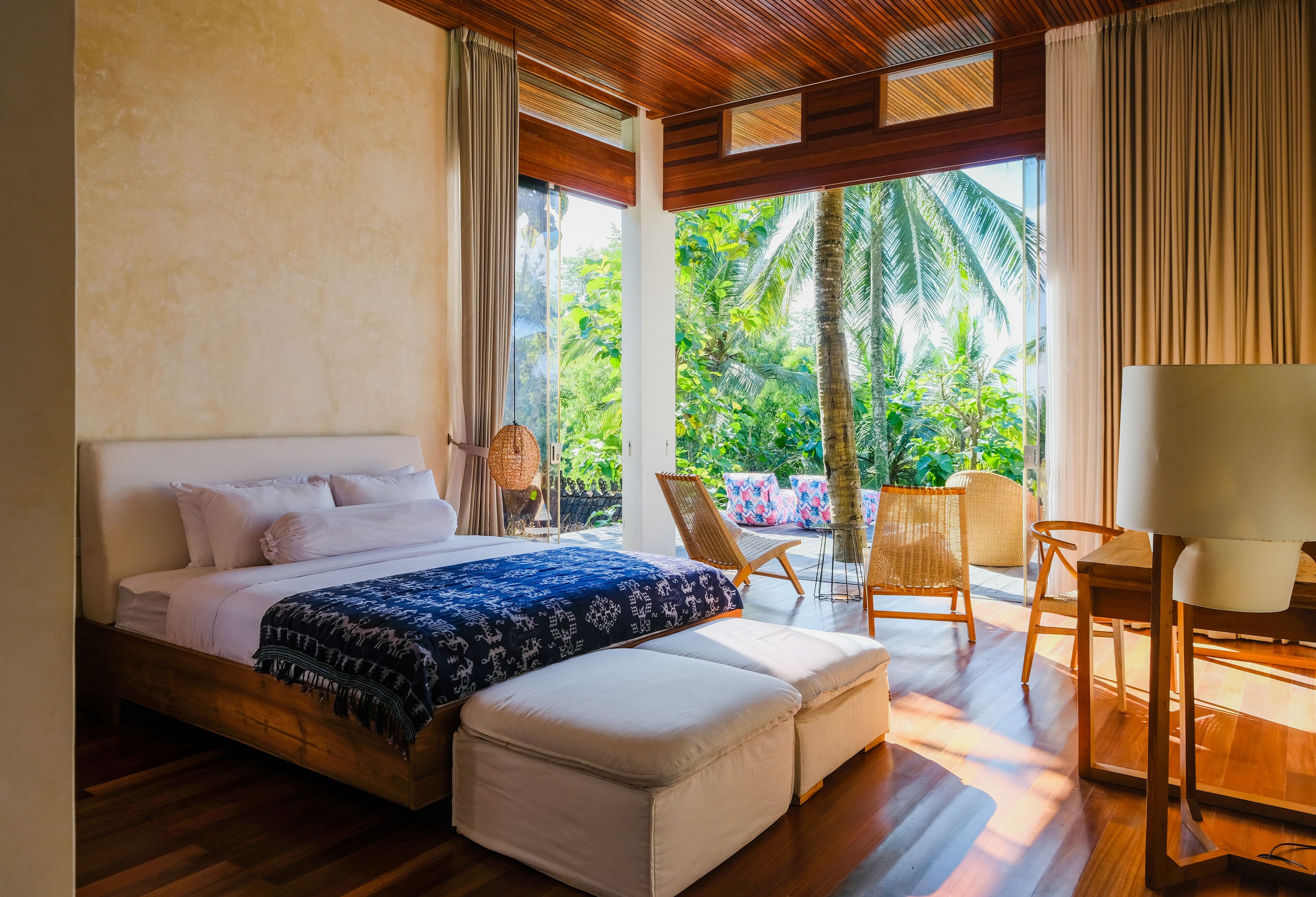 高級寝具、ピロートップベッド、セーフティボックス (室内)、ベッドシーツ