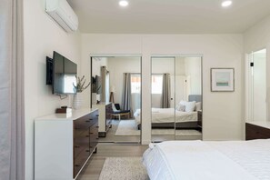 2 bedrooms, iron/ironing board, WiFi, bed sheets - The Rosemont IV - La Jolla Retreat Near the Beach (San Diego)