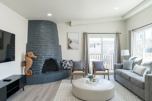 Televisión, chimenea, oficina