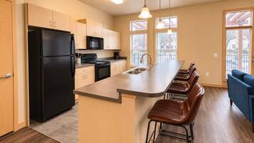 Coffee/tea maker, fridge, microwave, oven
