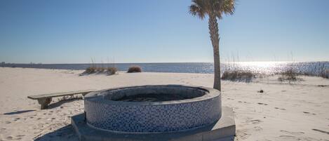 بالقرب من الشاطئ