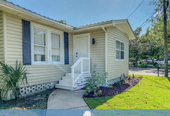 Exterior detail - White Lotus-Serene, Stylish, Relaxing-New! (Gulfport)