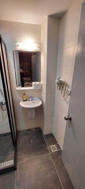 Basic Twin Room, Mixed Dorm, Smoking, City View | In-room safe, individually furnished, desk, laptop workspace - Paris Hotel Cafe Restaurant (Istanbul)
