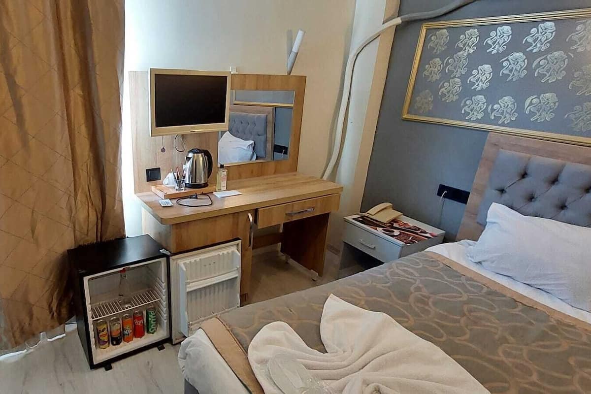 Basic Single Room | In-room safe, individually furnished, desk, laptop workspace